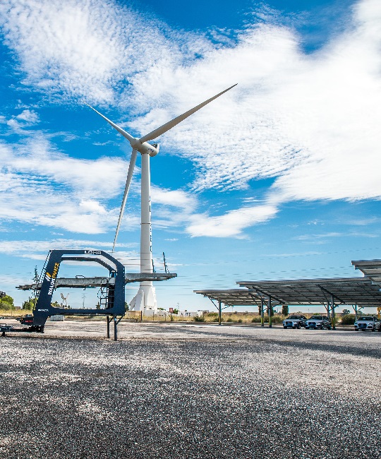 windmolen op industrieterrein met zonnepark