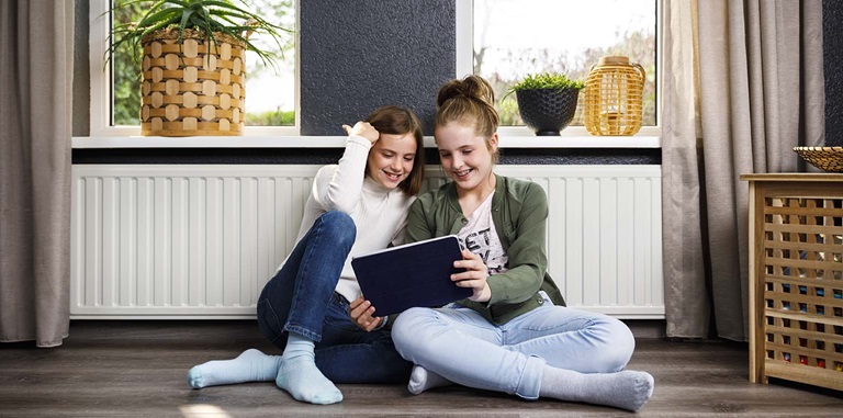 kinderen kijken op tablet