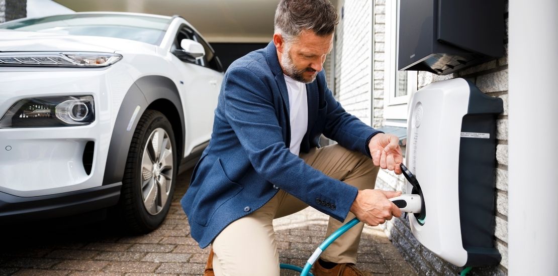 Man laadt zijn elektrische auto