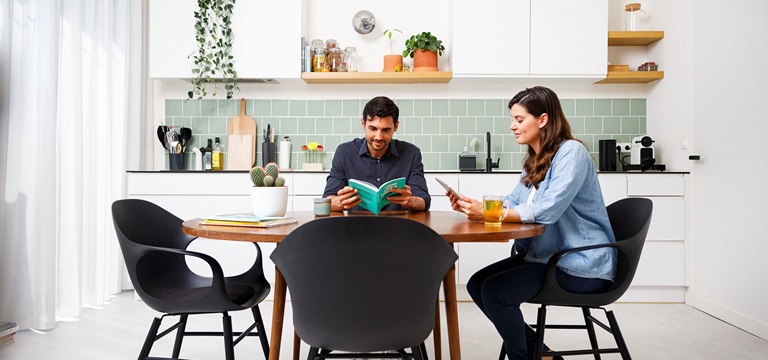 Aan de keukentafel