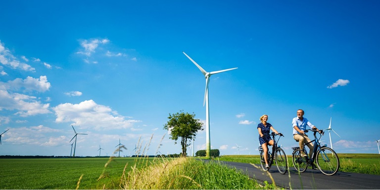 Fietsen langs windmolens