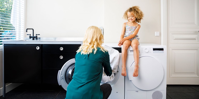 Wasmachine moeder en kind