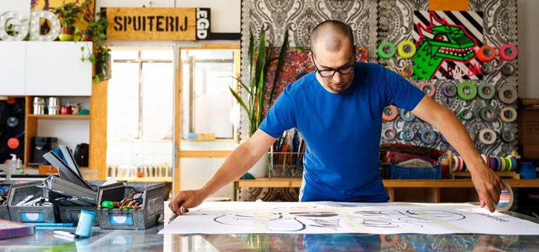 Ondernemer aan het werk in zijn atelier