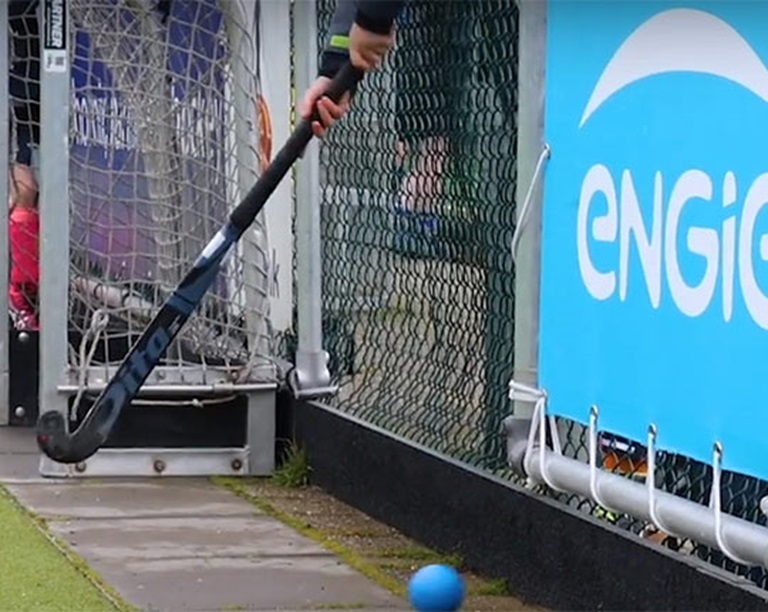 Zijlijn hockeyveld met ENGIE sponsordoek