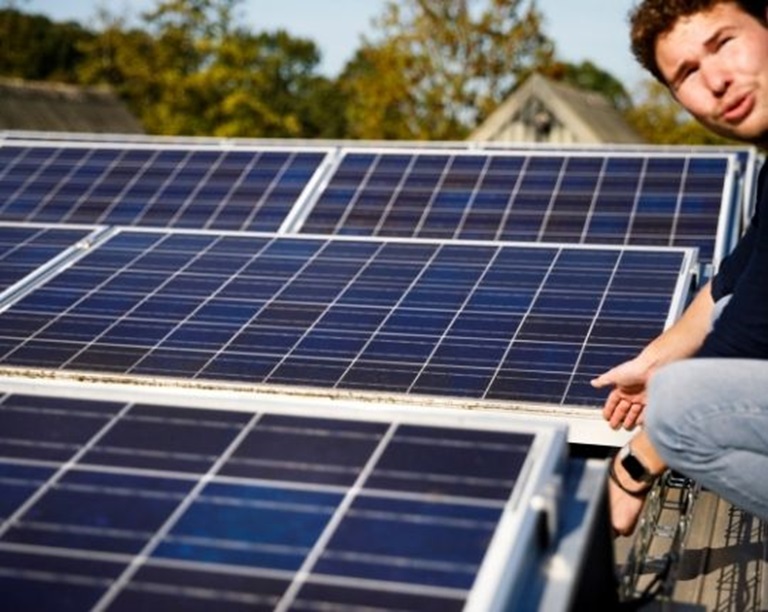 Zonnepanelen op het dak van groothandel Busscher
