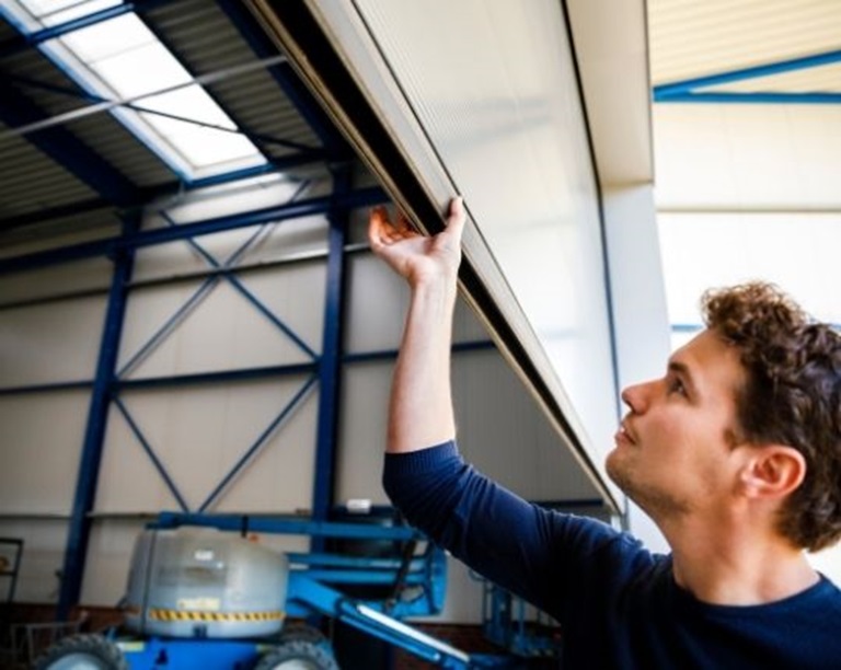 Ondernemer opent een rolluik 540 x 430