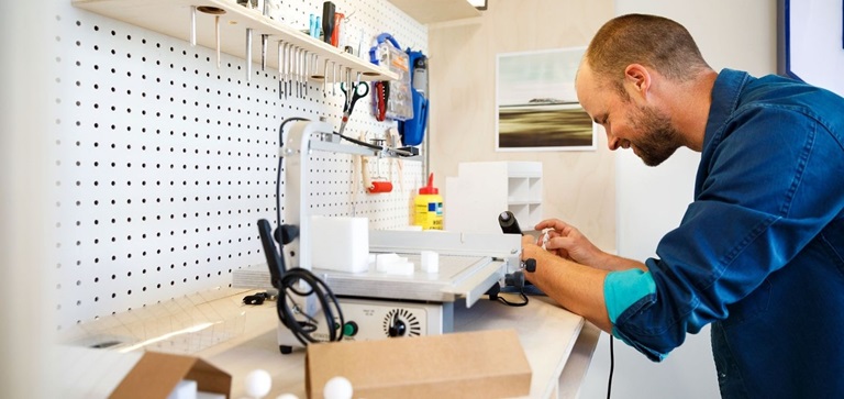 Ondernemer bezig in zijn werkkamer