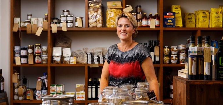 Ondernemer in haar delicatessen winkel - 1440 x 680