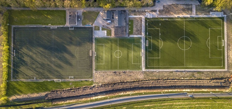 Dronebeeld sportvelden