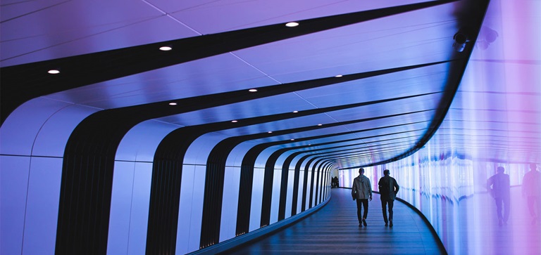 Paars verlichte gang bedrijfspand