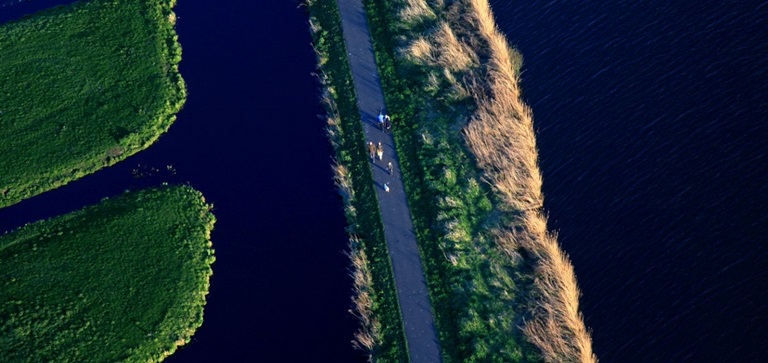 landschap met dijk en water