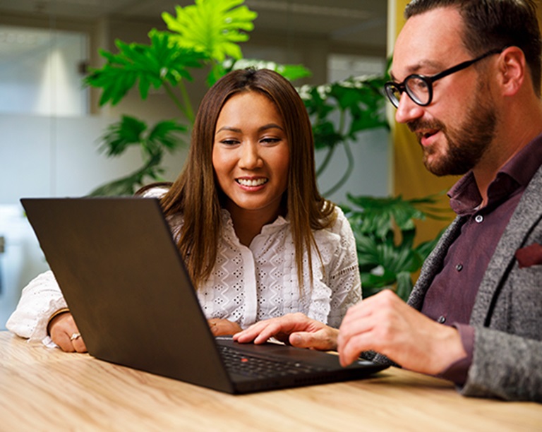 Medewerker achter laptop