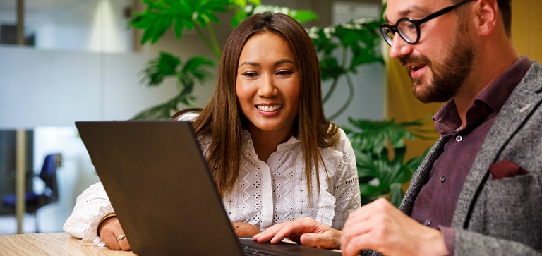 Medewerker achter laptop