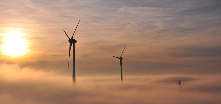 Windmolens boven de wolken