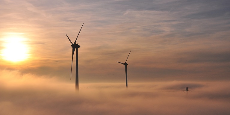 Windmolen boven wolken