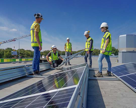 medewerkers bij zonnepanelen