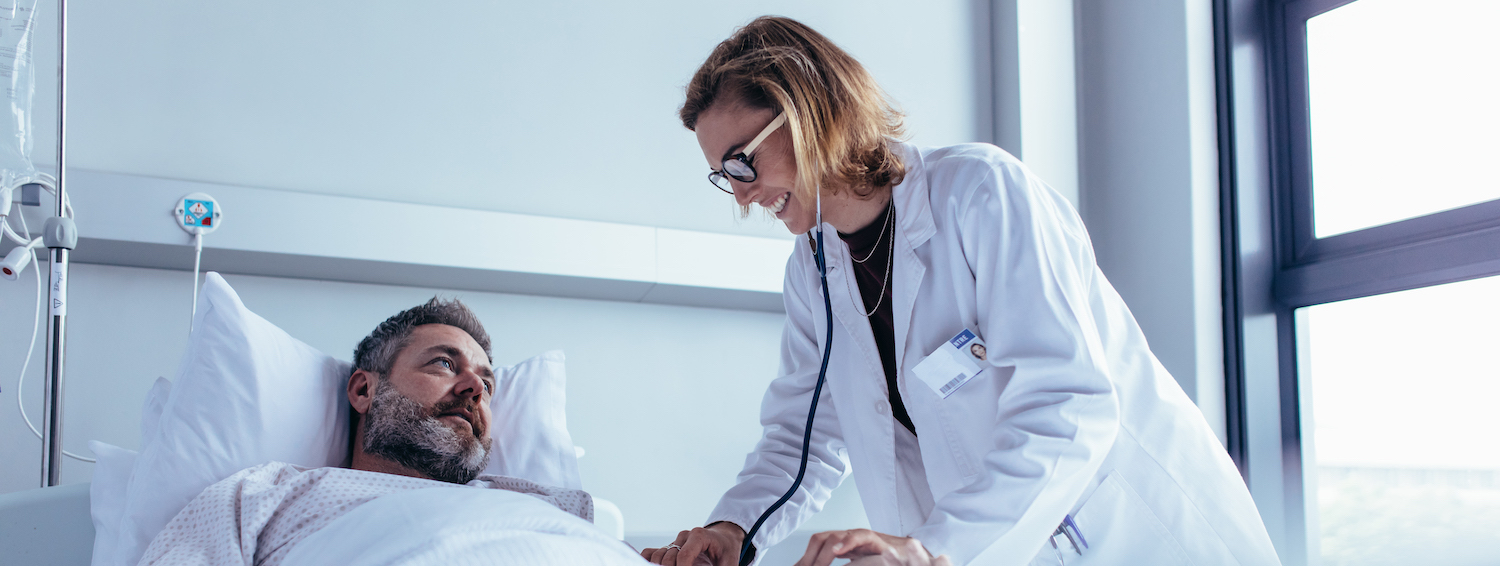 healthcare zuster aan bed patient