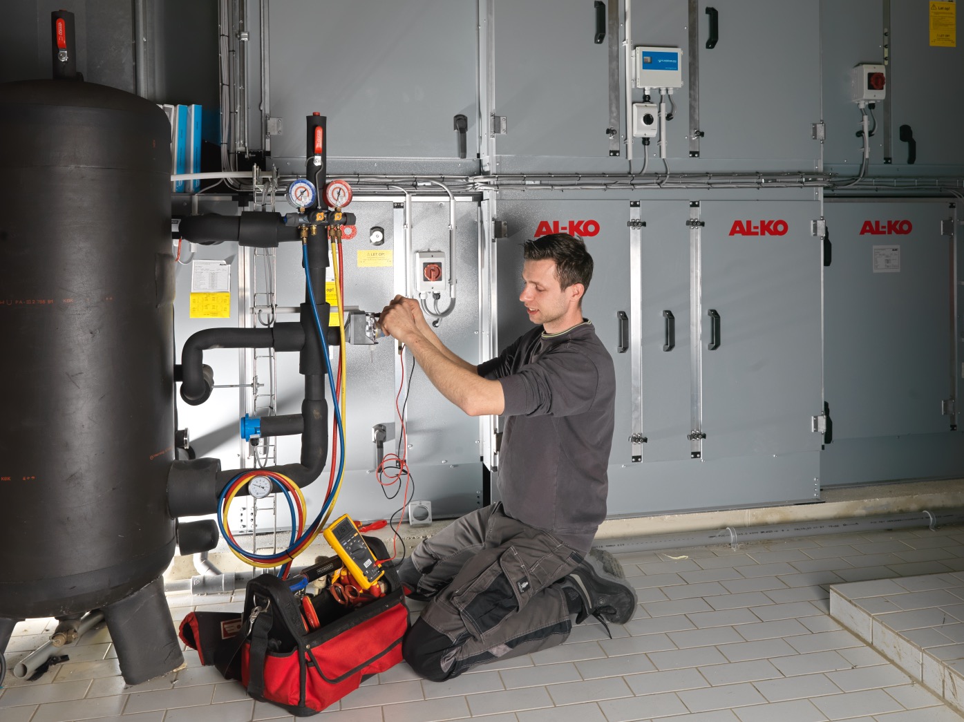 monteur werkt aan installatie