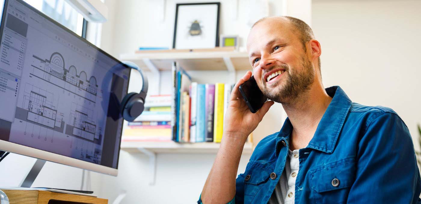 man aan de telefoon