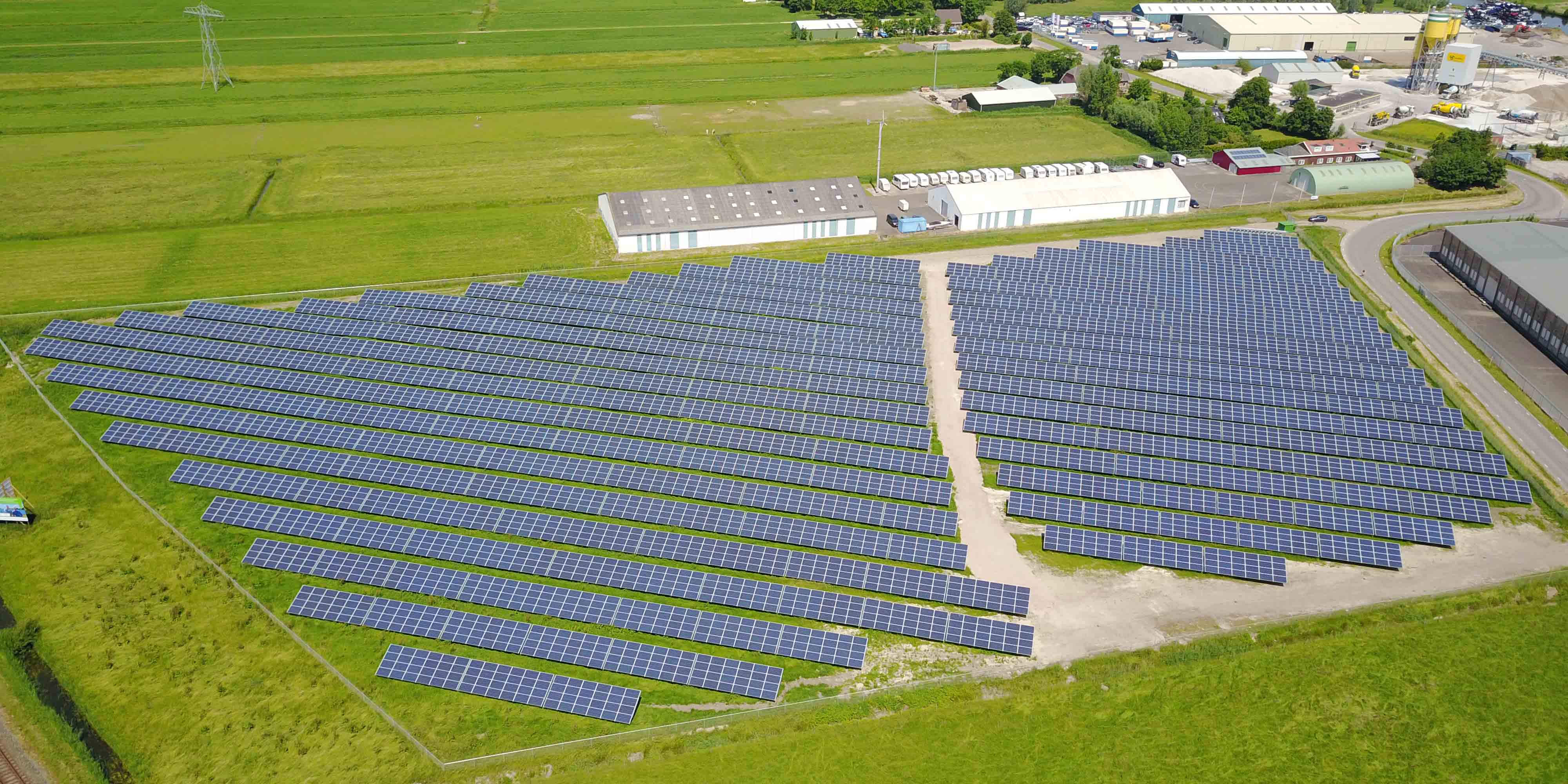 zonnepark vierverlaten dronebeeld