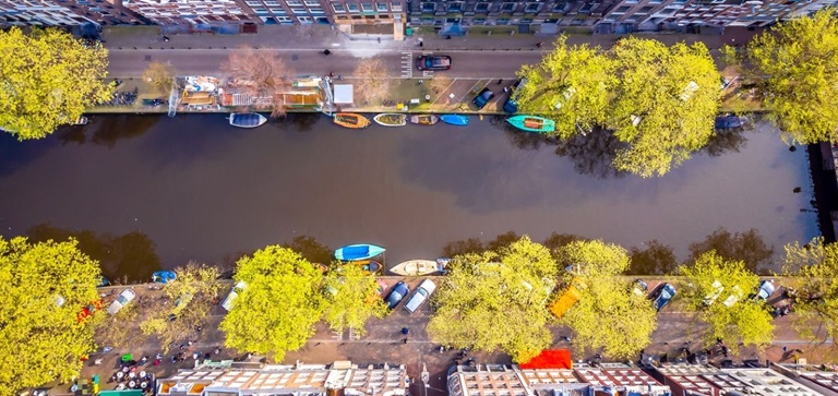gracht in stad van bovenaf