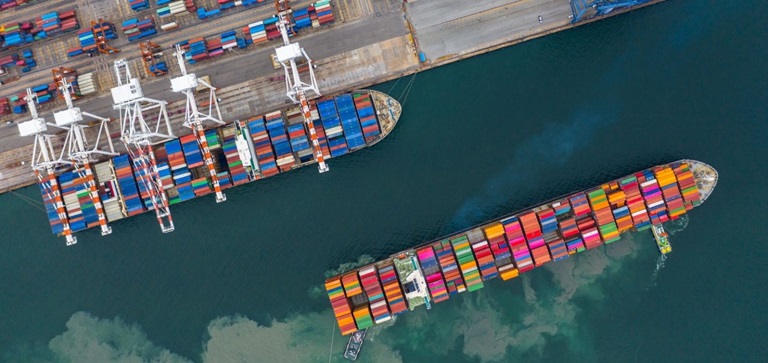 schepen met containers in haven