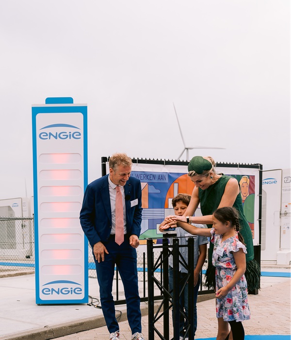 Koninging Maxima opent batterijpark Lelystad met een druk op de knop