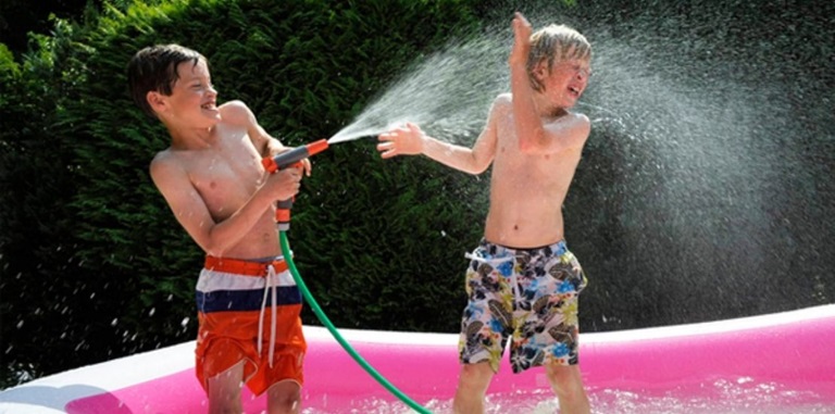 Jongens spelen in zwembad