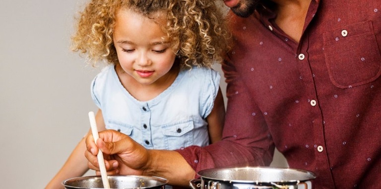 Koken met energie, meisje met vader