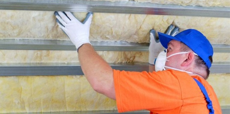 Monteur plaatst isolatie materiaal