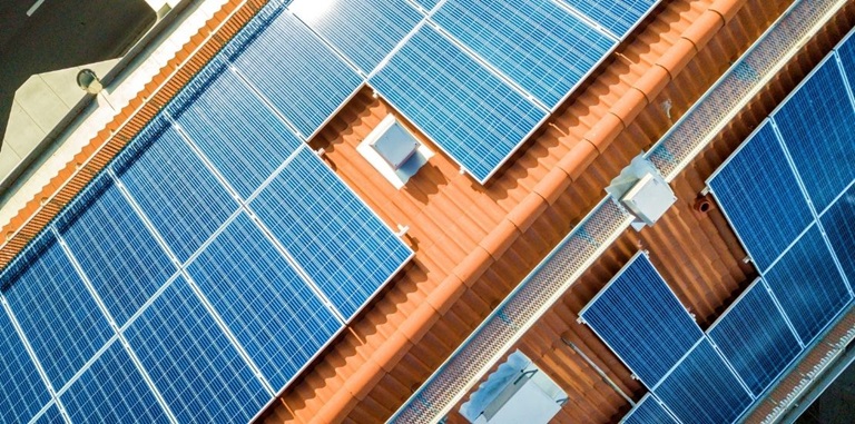 Zonnepanelen dak stock 