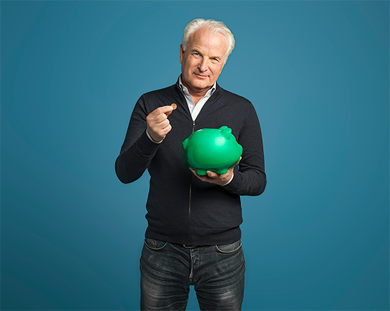 Bob Sikkes doet muntgeld in een spaarvarken