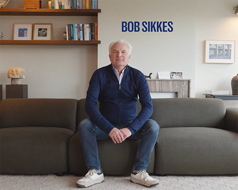 Bob Sikkes zit op de bank