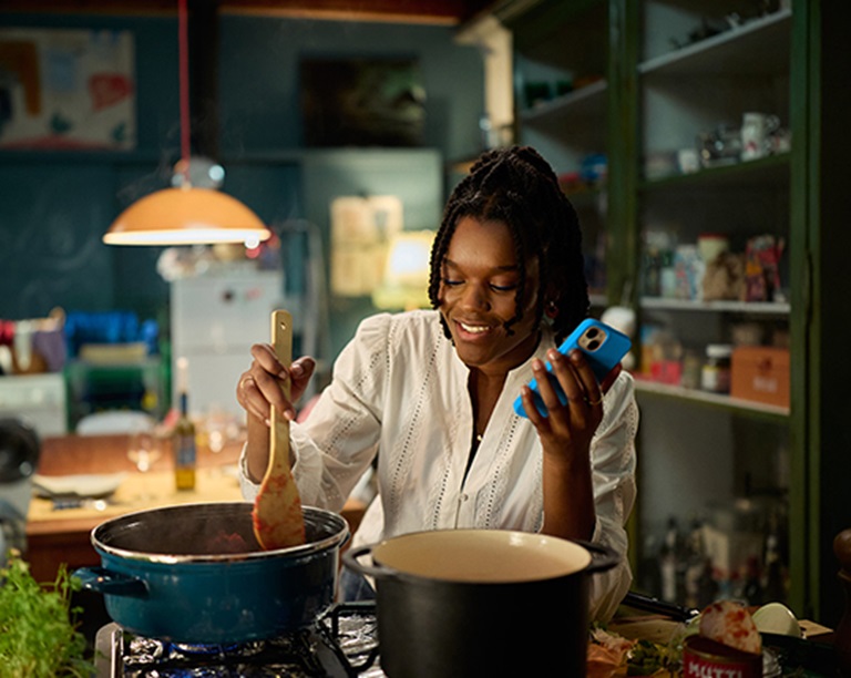 Vrouw koken telefoon