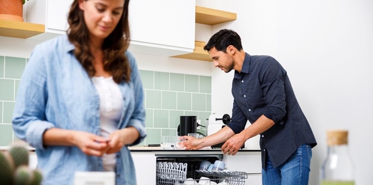 man en vrouw in de keuken