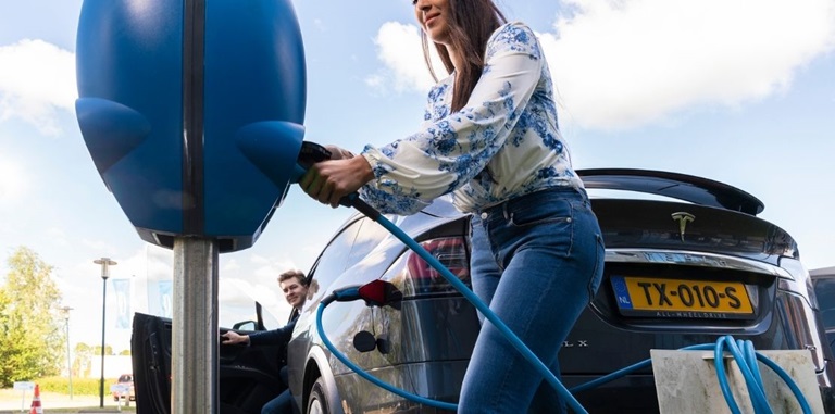 Auto bij een laadpaal
