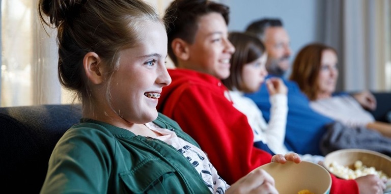 Gezin op de bank tv kijken