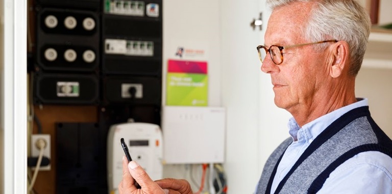 Man bij meterkast