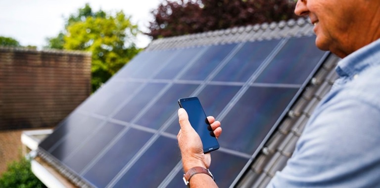 Man kijkt op telefoon op dak