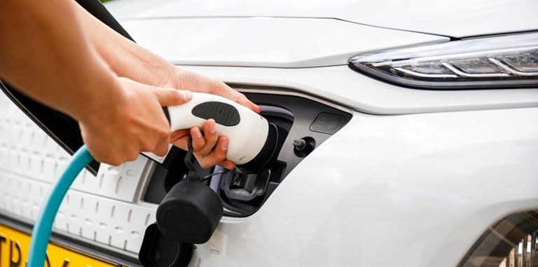 Man laadt zijn elektrische auto (2)