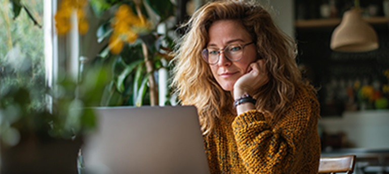 Vrouw glimlachend achter laptop
