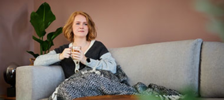 Met een kleedje op de bank