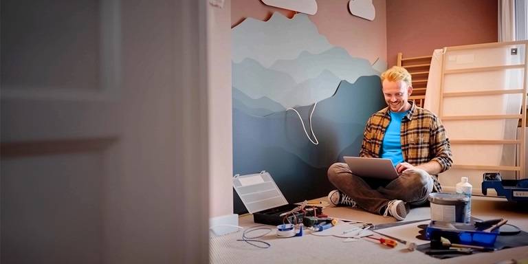 Man babykamer laptop