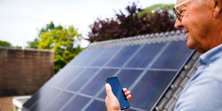 Man bij zonnepanelen