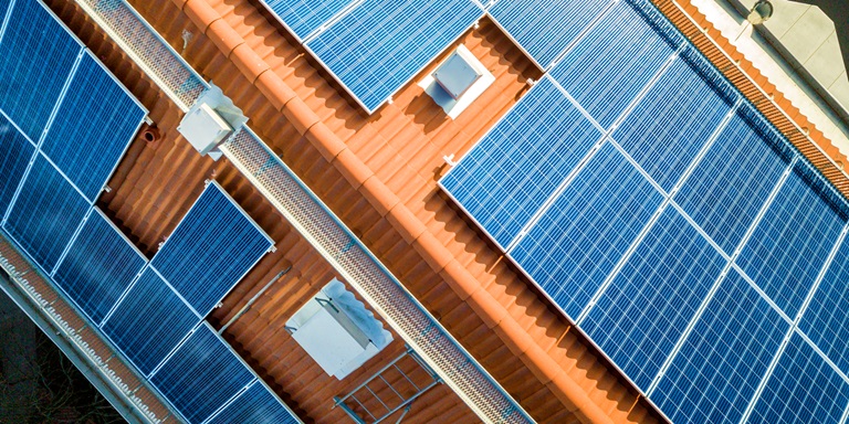 Zonnepanelen op een dak met oranje dakpannen