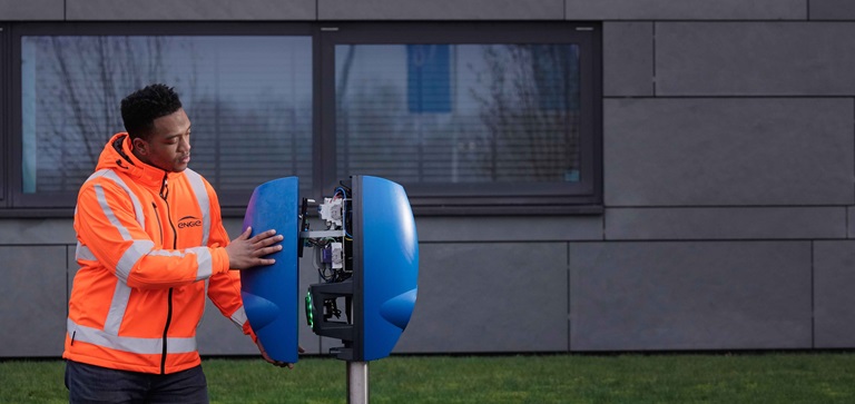 Monteur met laadpaal in Dordrecht