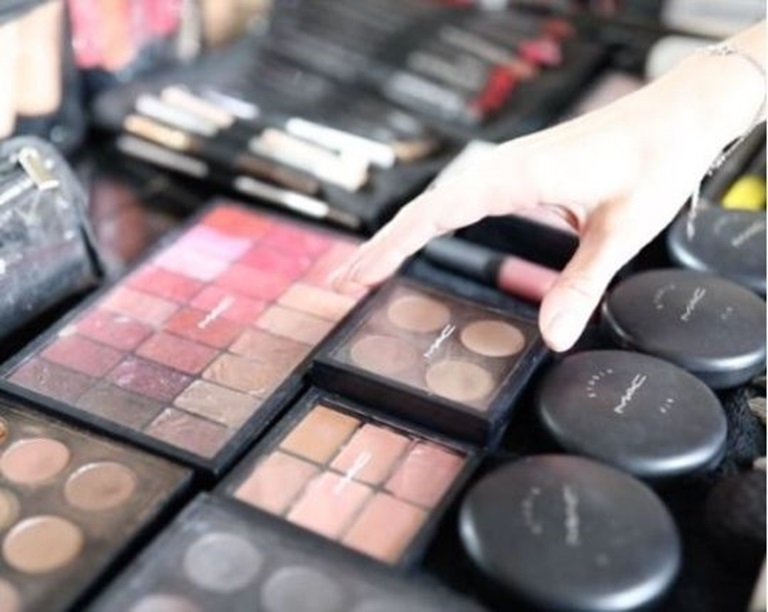 Shiona's tafel vol make-up