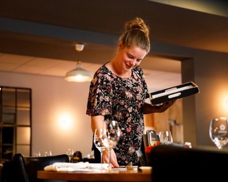 Noortje van restaurant De Beleving loopt de tafelschikking na