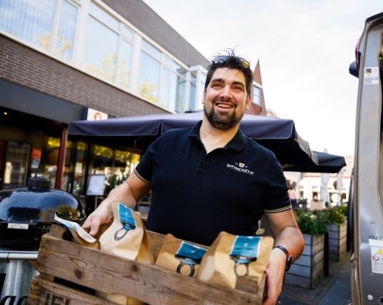 Ralf van restaurant De Beleving met een kratje vol producten