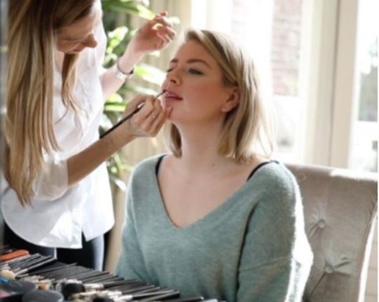 Visagiste Shiona maakt een vrouw op